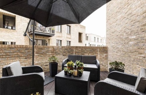 Notting Dale Apartment | Modern & Designed 2 bed Penthouse Apt Sleeps Five