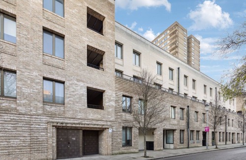 Notting Dale Apartment | Modern & Designed 2 bed Penthouse Apt Sleeps Five