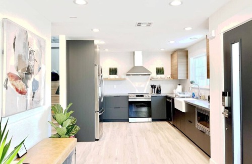 Northside Villa | Modern Designer Downtown Townhouse Secure Parking