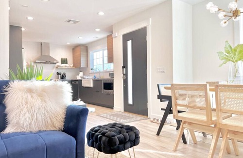 Northside Villa | Modern Designer Downtown Townhouse Secure Parking