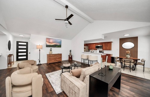 Pasadena House | Modern Designer Home/Spacious + Comfortable Stay