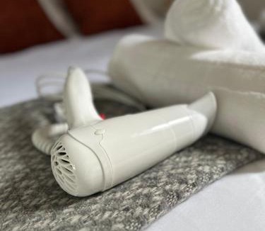 Guildford Ski Chalet | Modern Detached 4-Bedroom 2-Bath Home, Guildford