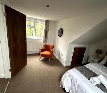 Guildford Ski Chalet | Modern Detached 4-Bedroom 2-Bath Home, Guildford