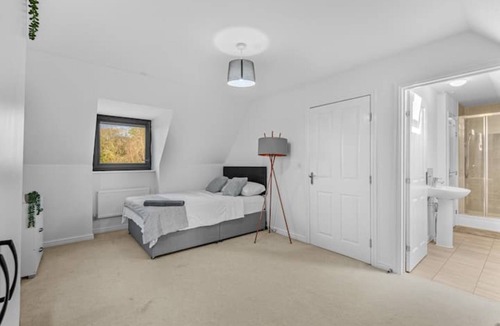 Uxbridge North House | Modern Detached 5 Bedroom House