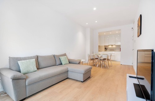 Diagonal Mar i el Front Maritim del Poblenou Apartment | Modern Diagonal Mar Oasis: 2BR Apartment with Pools & Parking