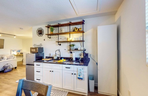 Goldenrod Condo | Modern Dog-Friendly apartment - kitchenette & Yard