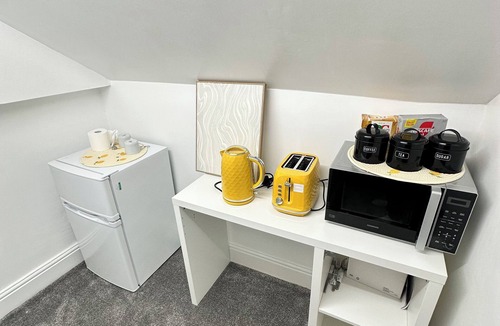 Albrighton Apartment | Modern Double Room Next to Albrighton Station | Free Parking