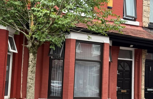 Rusholme House | Modern Double Room with Free Internet