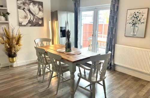 Whitefoot House | Modern Double Room with Fire TV