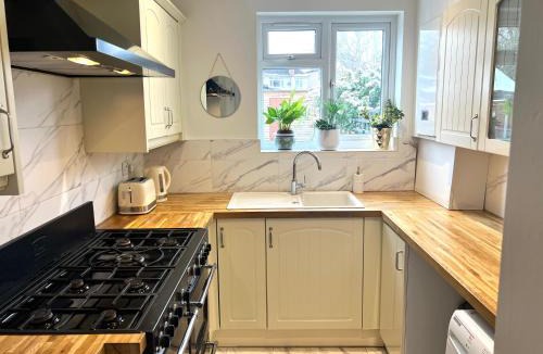 Whitefoot House | Modern Double Room with Fire TV