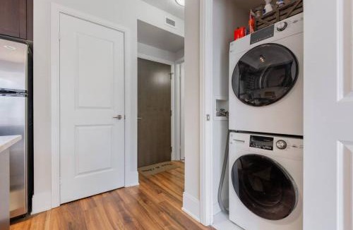 Wellington Place House | Modern Down Town Condo Near CN Tower with Fast WiFi