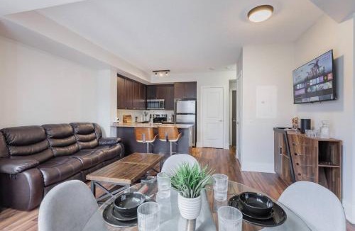 Wellington Place House | Modern Down Town Condo Near CN Tower with Fast WiFi
