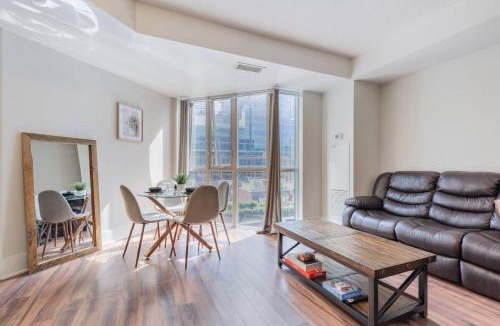 Wellington Place House | Modern Down Town Condo Near CN Tower with Fast WiFi