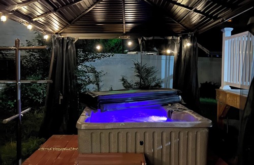 Keene House | Modern Downtown 12ppl Hot Tub Fire Pit Games