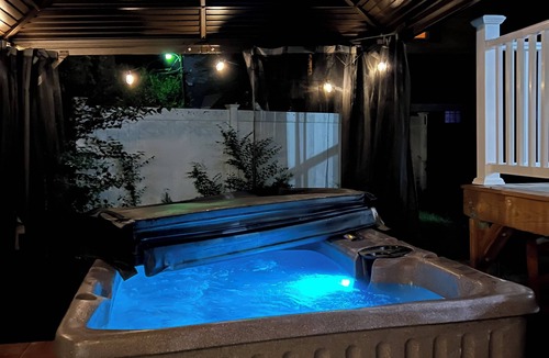 Keene House | Modern Downtown 12ppl Hot Tub Fire Pit Games