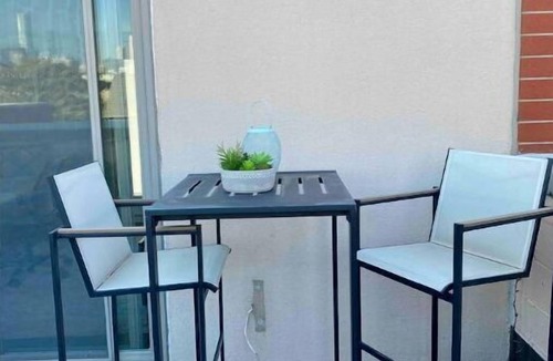 Noble Square House | MODERN DOWNTOWN 5-LEVEL-HOME WITH ROOFTOP AND 360-DEGREES SKYLINE VIEWS