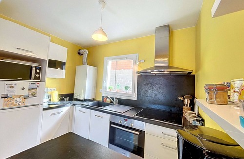 Granville Apartment | Modern downtown apartment, 600m from beach, secure residence, parking