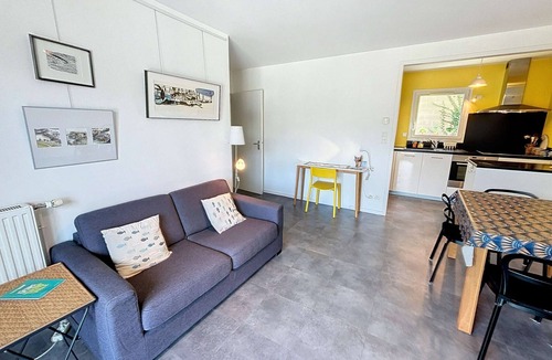 Granville Apartment | Modern downtown apartment, 600m from beach, secure residence, parking