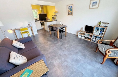 Granville Apartment | Modern downtown apartment, 600m from beach, secure residence, parking