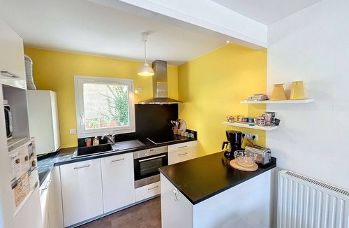 Granville Apartment | Modern downtown apartment, 600m from beach, secure residence, parking