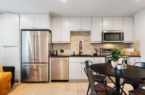 Swede Hill Apartment | Modern Downtown Apt Fast Wi-Fi & Parking