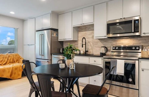 Swede Hill Apartment | Modern Downtown Apt Fast Wi-Fi & Parking