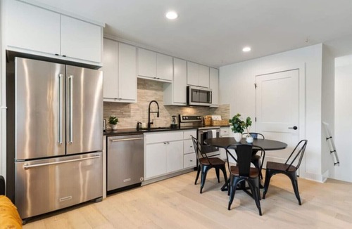 Swede Hill Apartment | Modern Downtown Apt Fast Wi-Fi & Parking
