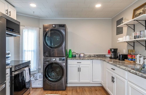 Urbana House | Modern Downtown Bungalow w/Fenced in Yard