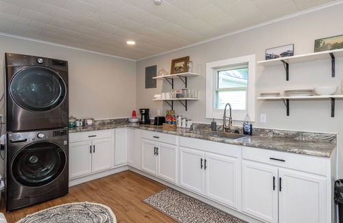 Urbana House | Modern Downtown Bungalow w/Fenced in Yard