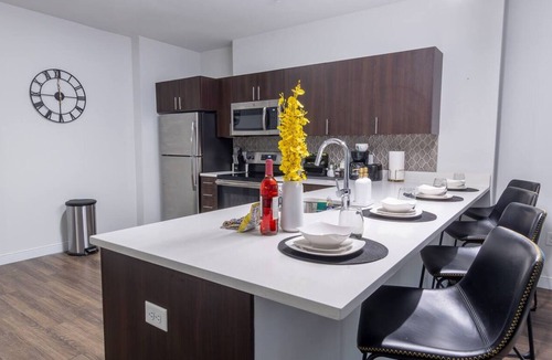 Downtown Wilmington Condo | Modern Downtown Condo Walkable + Pool & Gym