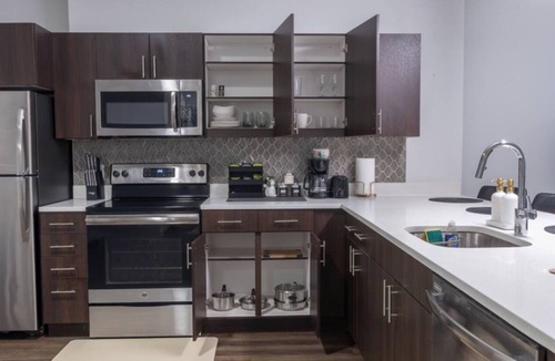 Downtown Wilmington Condo | Modern Downtown Condo Walkable + Pool & Gym