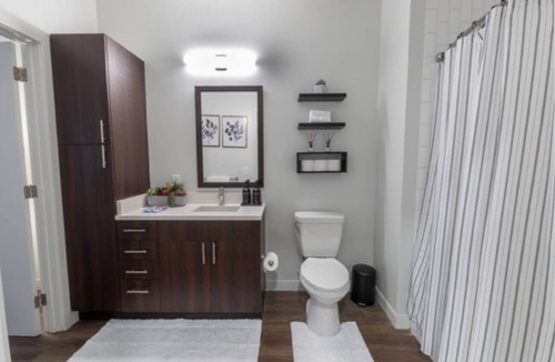 Downtown Wilmington Condo | Modern Downtown Condo Walkable + Pool & Gym