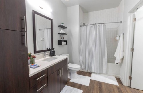 Downtown Wilmington Condo | Modern Downtown Condo Walkable + Pool & Gym