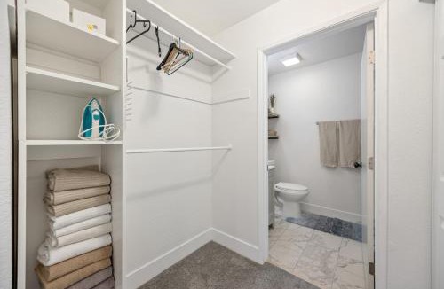 South Natomas House | Modern Downtown Escape Sleeps 10