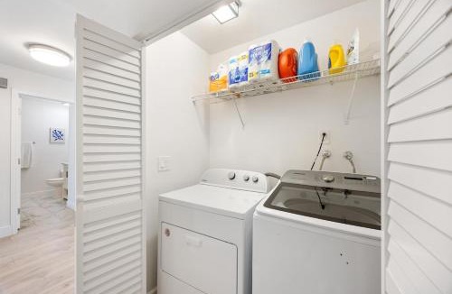 South Natomas House | Modern Downtown Escape Sleeps 10