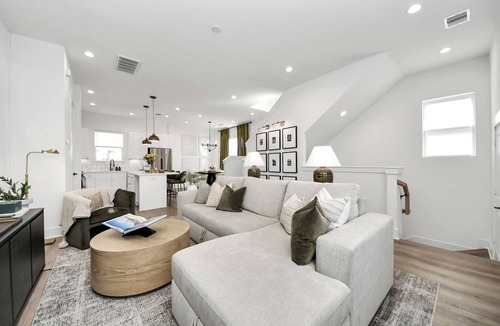 South Central Houston House | Modern downtown home with gym