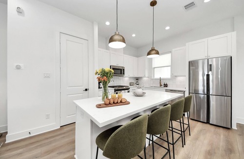 South Central Houston House | Modern downtown home with gym