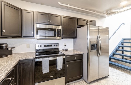 Central Oklahoma City Apartment | ⭐️ Modern Downtown loft | 2 BD/3 BA + Balcony