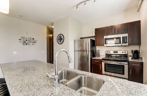 Uptown District Apartment | Modern Downtown Luxury Apartment w/View
