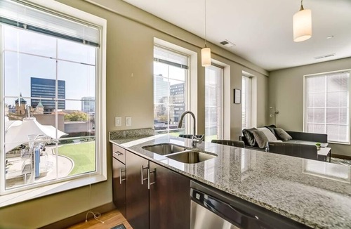 Uptown District Apartment | Modern Downtown Luxury Apartment w/View