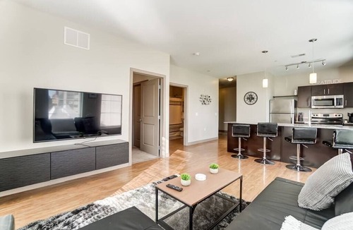 Uptown District Apartment | Modern Downtown Luxury Apartment w/View