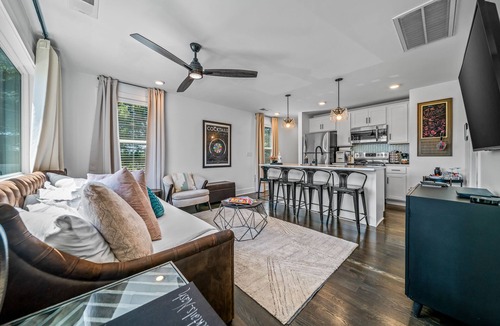 McFerrin Park Apartment | 🌆💎 Modern Downtown Retreat: Stylish 1BR Apt w Urban Charm ✨🌃