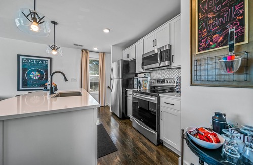McFerrin Park Apartment | 🌆💎 Modern Downtown Retreat: Stylish 1BR Apt w Urban Charm ✨🌃