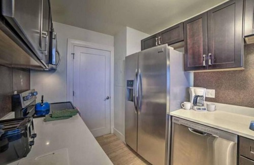 Downtown Baltimore Condo | Modern Downtown Stay Near Harbor & Stadiums