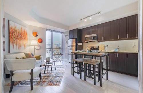 Wellington Place Apartment | Modern Downtown Toronto Condo near CN Tower