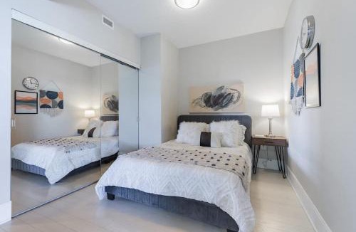 Wellington Place Apartment | Modern Downtown Toronto Condo near CN Tower
