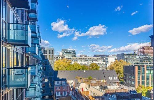 Wellington Place Apartment | Modern Downtown Toronto Condo near CN Tower