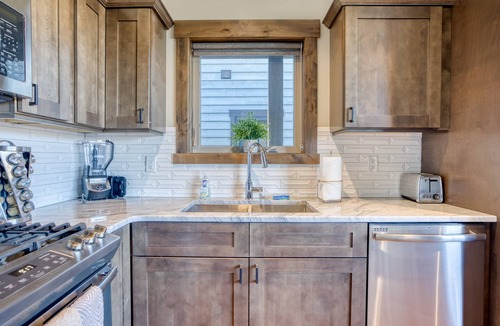 Whitefish Condo | Modern Downtown Whitefish Condo w/Private Hot Tub