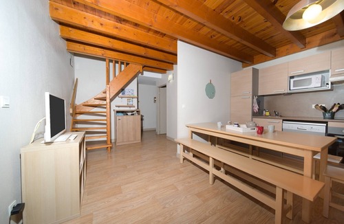 Arreau Apartment | Modern Duplex Apartment 'Arreau'xygène for 7-9 Guests with Mountain View, Shared Pool & Wi-Fi