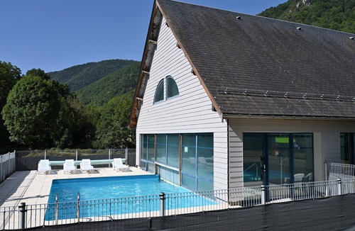 Arreau Apartment | Modern Duplex Apartment 'Arreau'xygène for 7-9 Guests with Mountain View, Shared Pool & Wi-Fi
